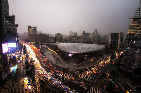 Plaza位于下雨的下午在汉城南边的seoul图片