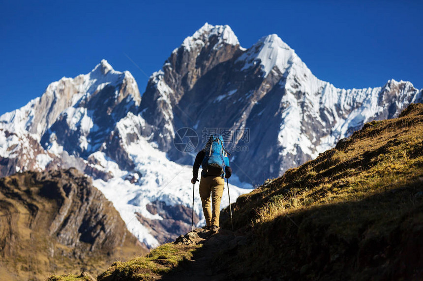 徒步旅行在科迪勒拉山系的场景图片