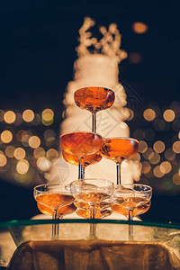在庆祝婚礼的派对上喝杯香槟有美丽的bokoh背景图片