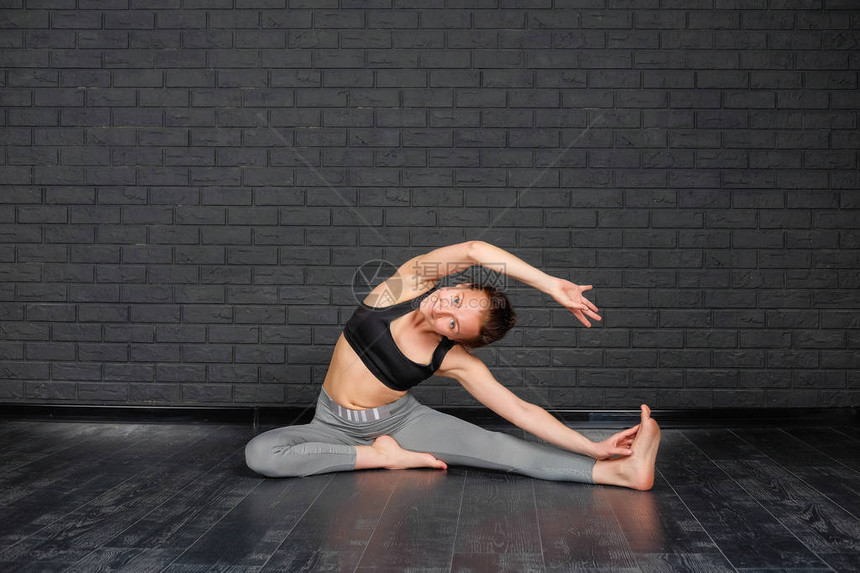 健康的生活方式这个女孩正在瑜伽课上练习冥想放松和伸展年轻苗条的运动型女人图片