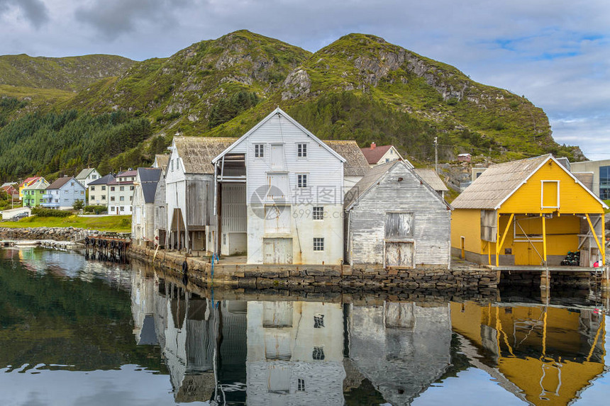挪威Runde岛港多彩房屋和旧木制仓库图片