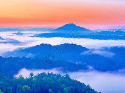 在美丽的山丘中唤醒迷雾山峰从雾中涌现出来图片