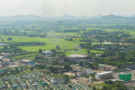 叻丕府泰国乡村城市地貌和重烟雾中沉积的泰国背景