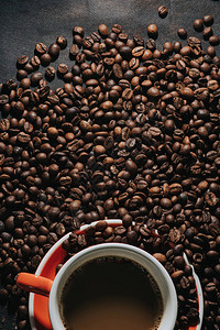 红色咖啡杯和咖啡豆的图片