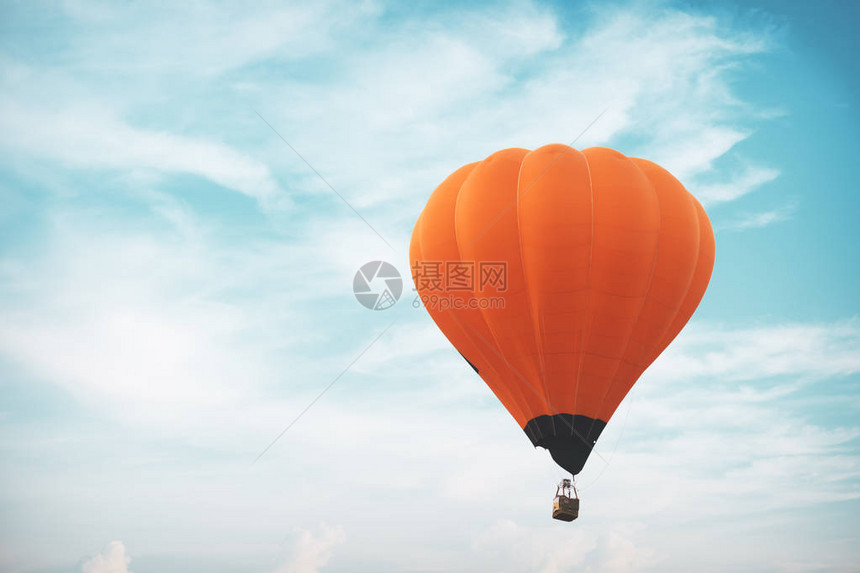 老式热气球在天空飞翔旅行和航空运输概念复古和复古图片