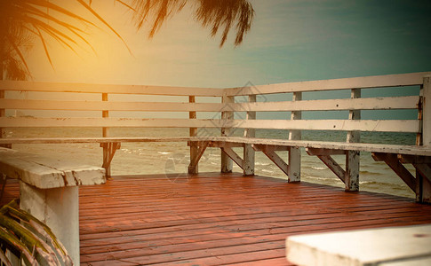 有阳台和海边的美丽的长木制白色椅子阳光图片