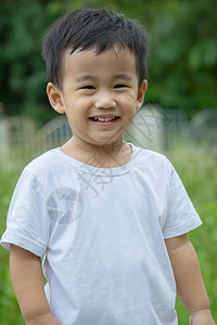关闭亚洲儿童相机的笑脸图片