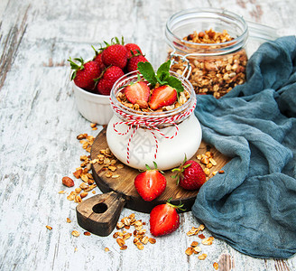 酸奶和格兰诺拉麦片配草莓早餐图片