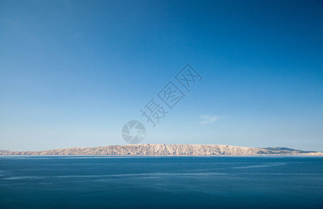 海岸岩石景观与蔚蓝的大海白天图片
