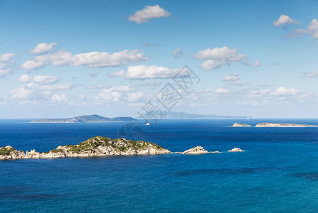 与岩石和岛屿的海景白天图片