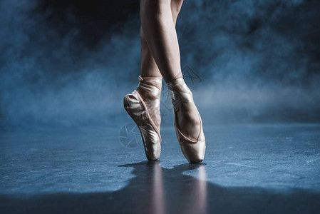 足尖鞋芭蕾舞图片