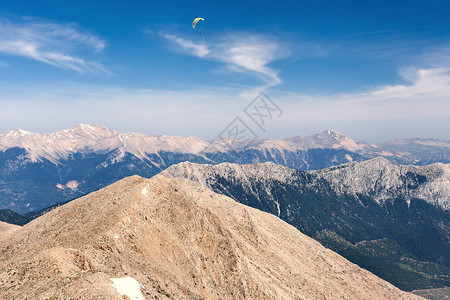土耳其山上的空中飞行滑翔伞图片