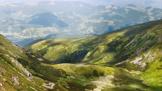 喀尔巴阡山脉的山坡青山的风景图片