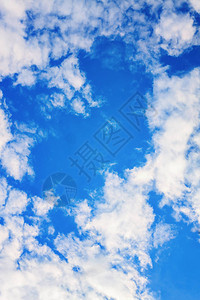 湛蓝的天空上飘着洁白的云朵图片