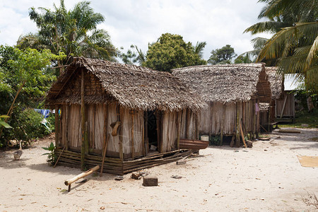 图阿马西纳省马达加斯东北部典型村庄马索阿拉森林保护区的非洲传统图片