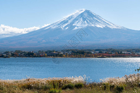 日本富士山的秋天河口湖是日本观赏富士山风景的图片