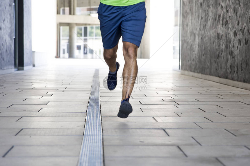 青年男子在阳光明日城市环图片