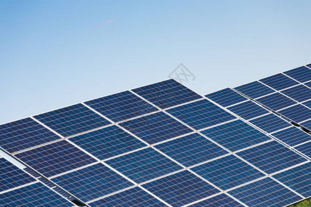 蓝天背景下的太阳能电池板替代能源系统和生态问题概图片