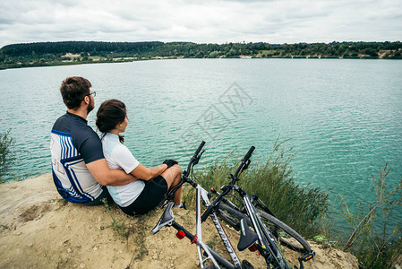 两对情侣坐着看湖图片