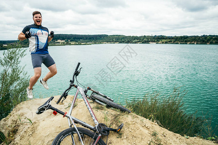 男人骑自行车跳上山图片