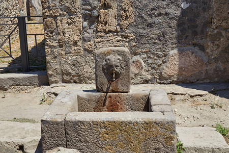 意大利庞贝古城的古石饮水机图片