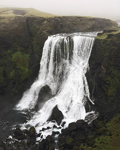 Fagrifos瀑布在冰岛高地的迷雾和雨季中图片