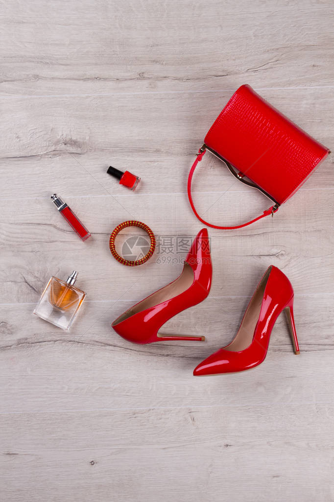 时装设计女饰品奢华的红高跟鞋和手提包顶级风景基图片