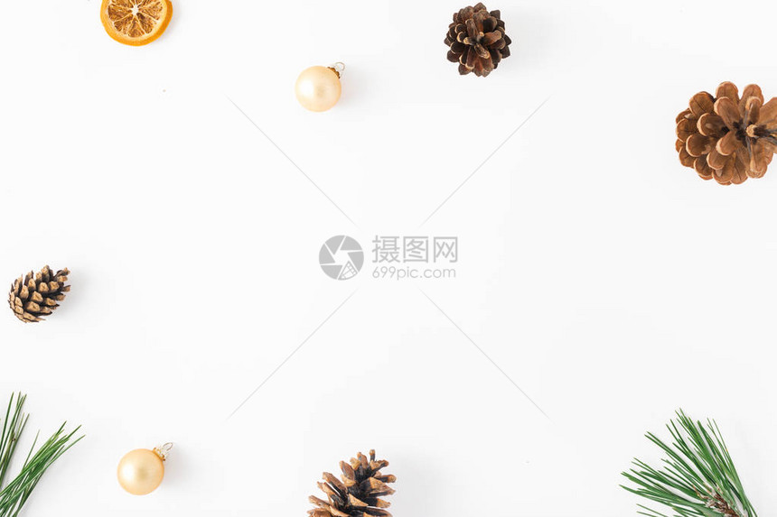 白色背景的圆形边框松锥干橙子和圣诞图片