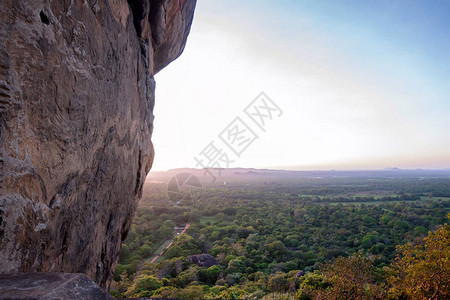 从Sigiriya岩石看的有热带森林的图片