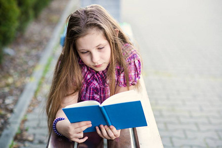 学校附近户外阅读书的女学图片