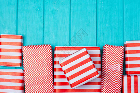 蓝木背景的红色和白色包装纸图片