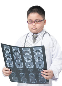 肥胖男孩医生检查白色背景下的X光图片