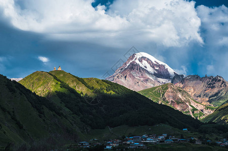 从乔治亚州的Stepantsminda镇欣赏卡兹别克山的景色图片