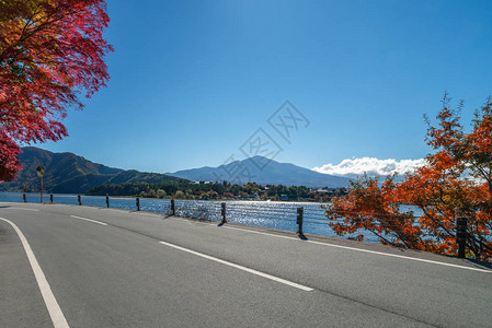 美丽的秋天路风景与湖和山风景背旅行交通公路旅行图片