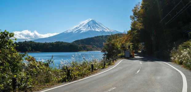 日本富士山和河口湖的高速公路边日本的公图片