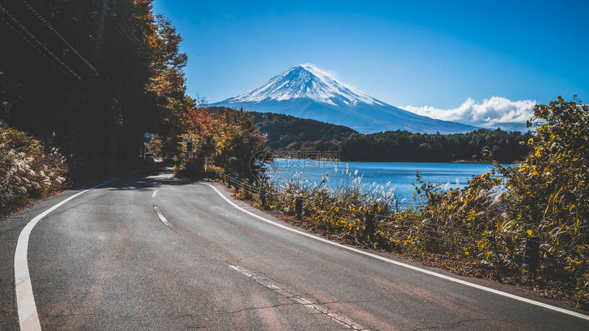 日本富士山和河口湖的高速公路边日本的公图片