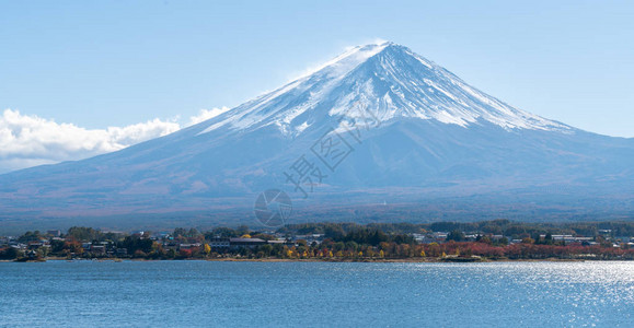日本富士山的秋天河口湖是日本观赏富士山风景的图片