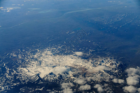 冰岛中部山丘的空中景象图片