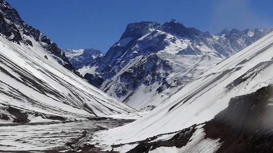 智利圣地亚哥冬季的山雪风景智图片