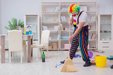有趣的小丑在家打扫卫生图片