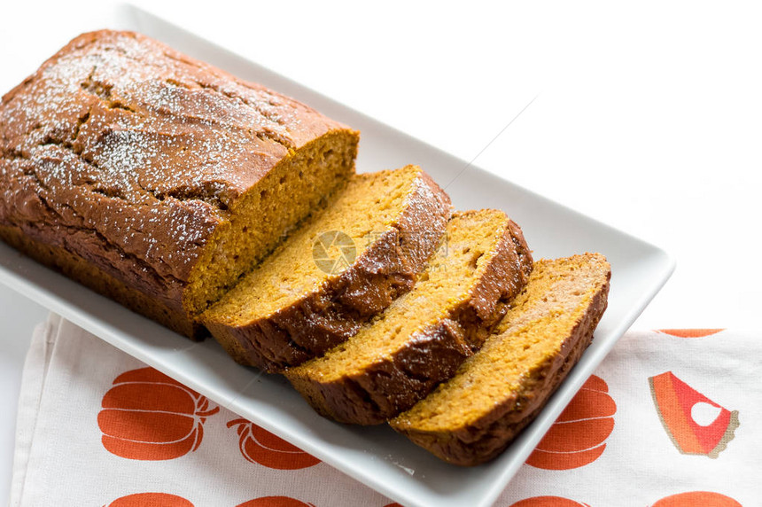 南瓜蛋糕面包片南瓜面包是一种用南瓜制成的厚的甜蛋糕面包通常在秋季烘烤图片