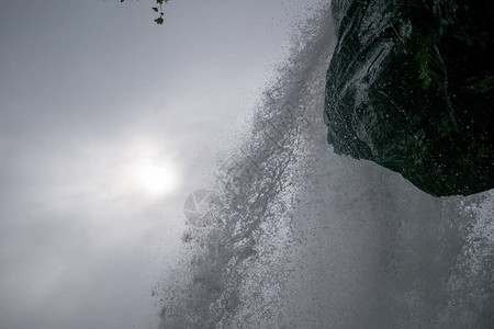 挪威非常美丽的强势瀑布图片