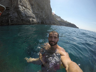 男人在意大利阿马尔菲海岸索雷托山洞的自然图片