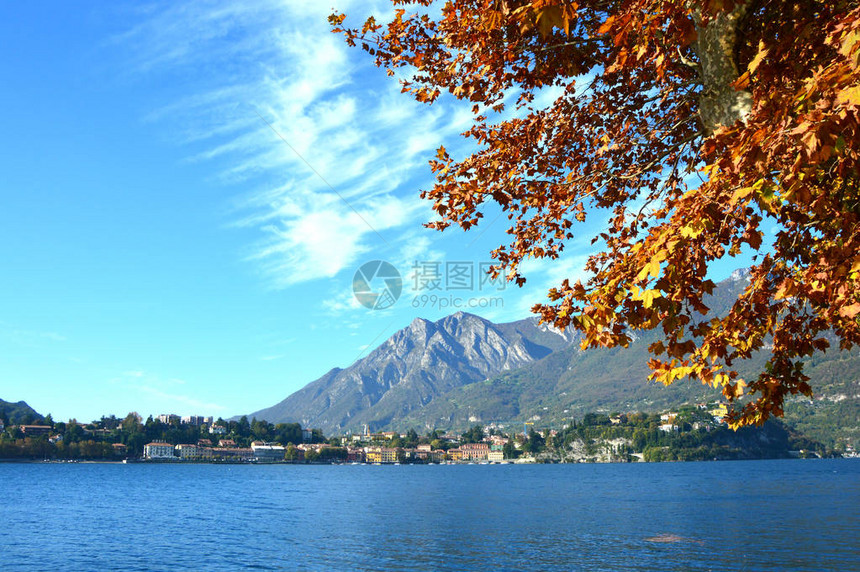 意大利科莫湖上红黄相间的秋叶与美丽的山景图片