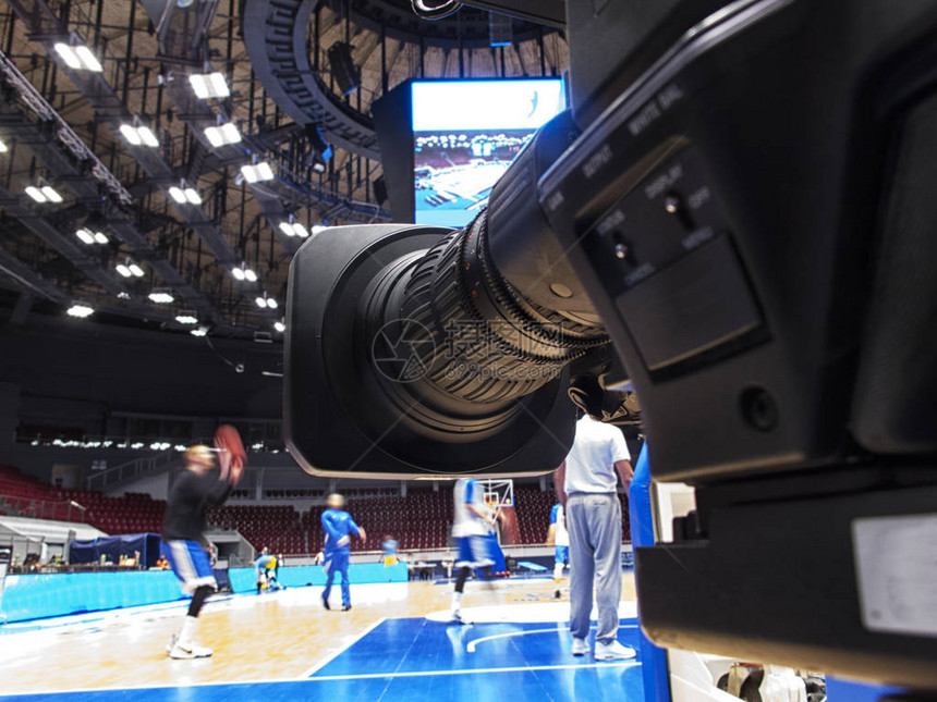篮球比赛转播前的电视摄像机图片