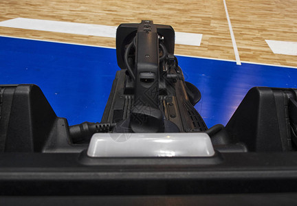 篮球比赛转播前的电视摄像机背景图片