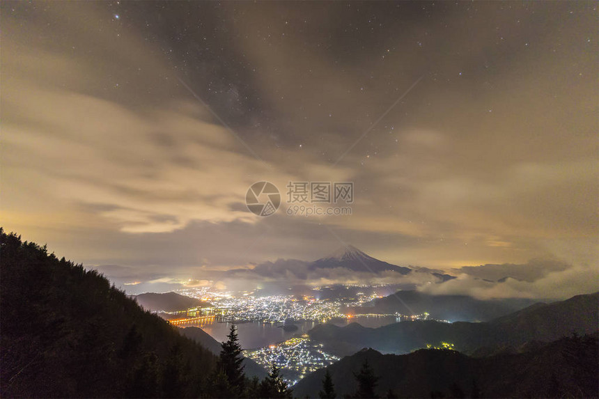 富藤山的夜景天空多云川口湖从新图片