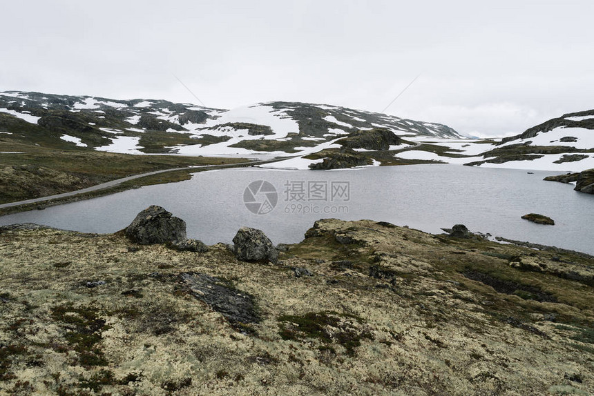 挪威旅游者Aurlandsfjellet路线从奥兰德万文gen到Laerds图片