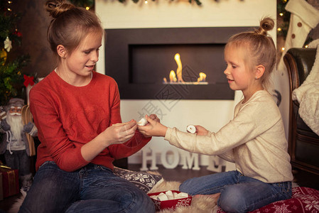圣诞节两个姐妹做棉花糖在圣诞节图片