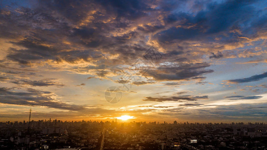 晚上云景在城市五颜六色的日落背景图片